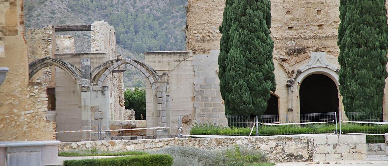 Los arcos en los que se han producido los desprendimientos y unas cintas que impiden el paso por esa zona y la sala capitular, ayer.