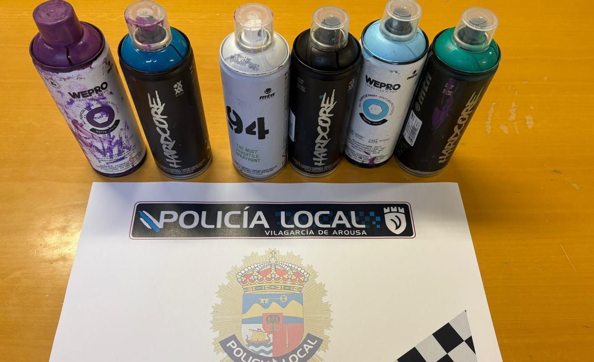 Botes de pintura requisados por la Policía en las pintadas de A Xunqueira