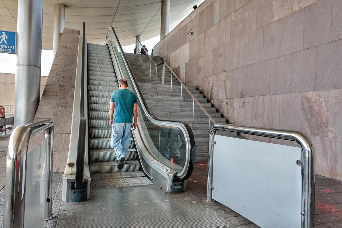 Un hombre sube por las escaleras mecánicas que no funcionan el pasado jueves en el Intercambiador de Santa Cruz.