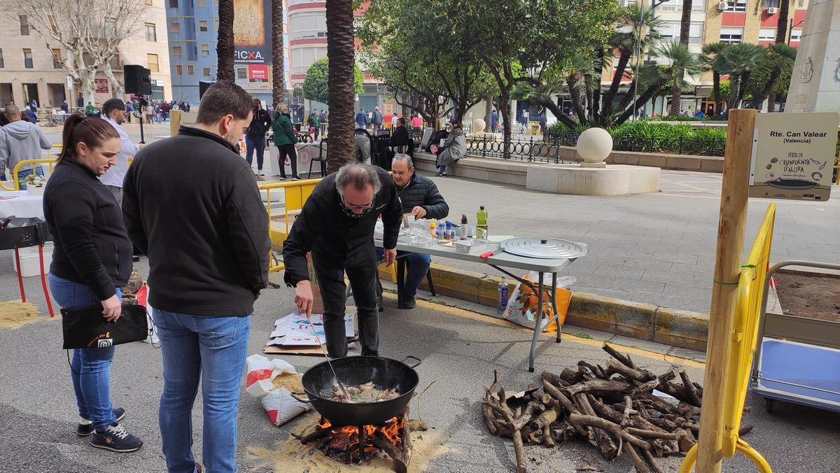 Uno de los participantes elabora su 'espardenyà'.