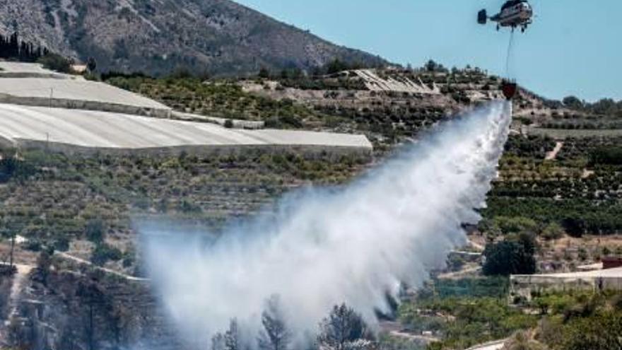 Uno de los cinco medios aéreos movilizados para actuar desde el aire.