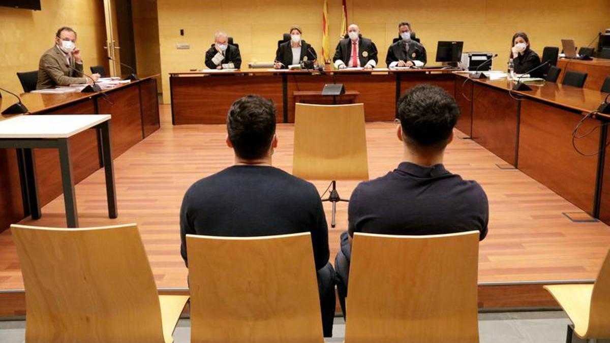 D'esquenes, els dos joves acusats pels alderulls postsentència a Girona