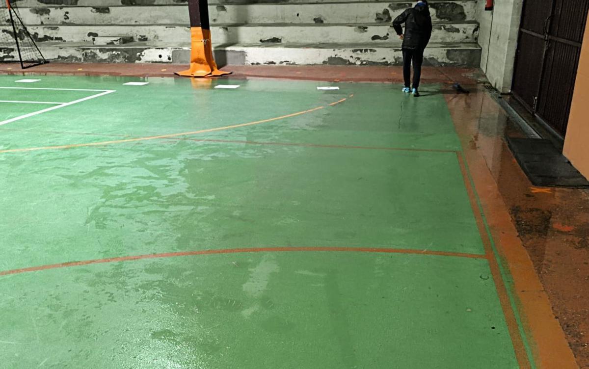 Filtraciones de agua en la pista de San Roque.