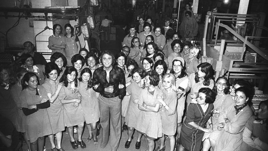 Hace 50 años en Alicante, del 27 de mayo al 2 de junio: El cantante alicantino Jaime Morey encandila a las cigarreras en la Fábrica de Tabacos