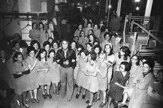 Hace 50 años en Alicante, del 27 de mayo al 2 de junio: El cantante alicantino Jaime Morey encandila a las cigarreras en la Fábrica de Tabacos.