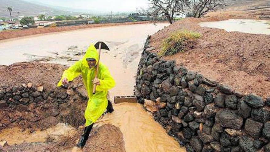 Un vecino de Puerto del Rosario (Fuerteventura) trata de saltar el agua.   | // CARLOS SAÁ