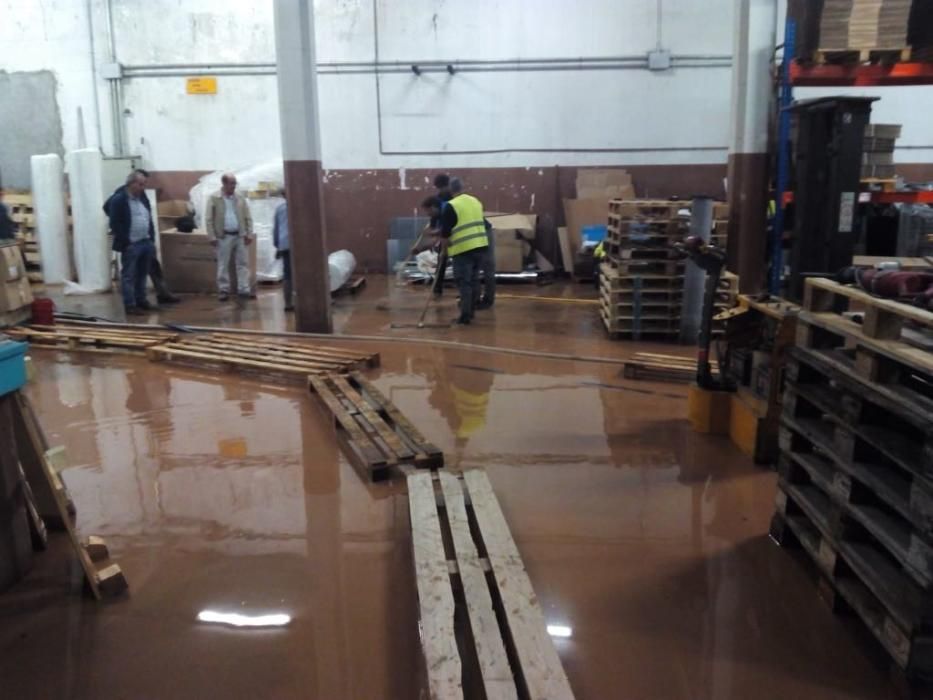 Treballs de neteja en una nau inundada a Castellbell