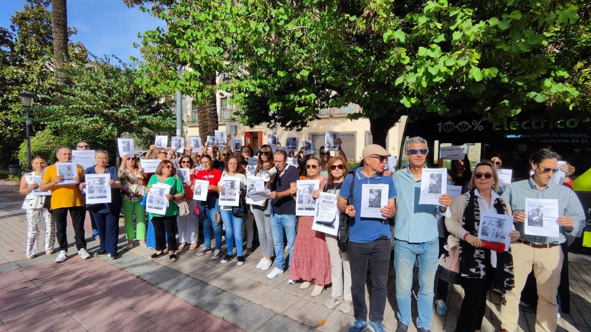 Los funcionarios de la administración de justicia se concentran en la Delegación del Gobierno de Badajoz.