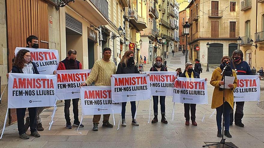 Òmnium recull firmes per a l&#039;amnistia dels encausats per protestar