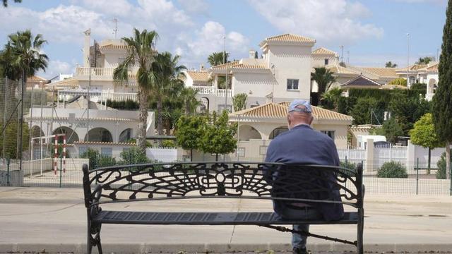 Arriba, una persona mayor en un banco, en soledad. Y a la izquierda, tres pensionistas durante un paseo. | Axel Álvarez y EFE