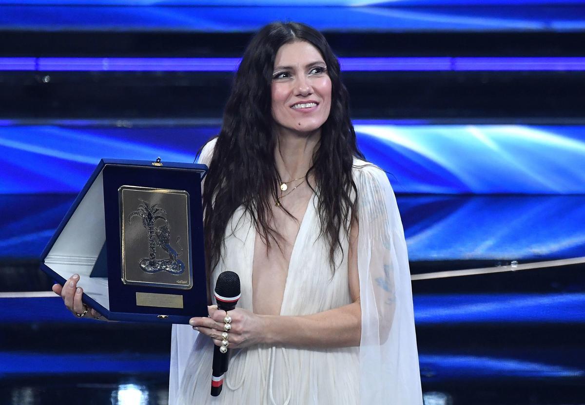La cantante italiana Elisa recibió el trofeo tras ganar el premio Giancarlo Bigazzi