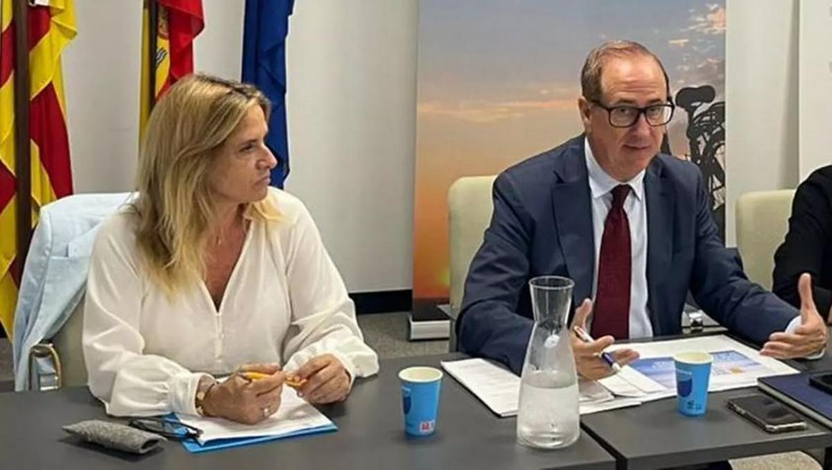 Die Generaldirektorin für Küstengebiete, Maria Joaquina Ferrer mit dem balearischen Meeresminister Juan Manuel Lafuente