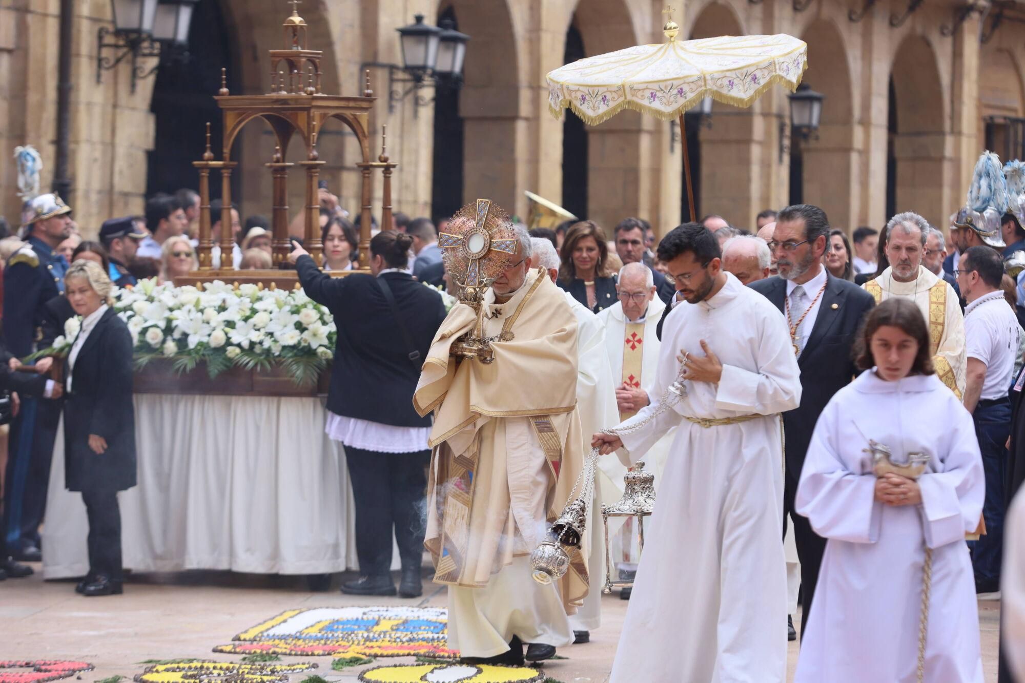 Así fue la misa del Corpus Christi en la catedral de Oviedo.