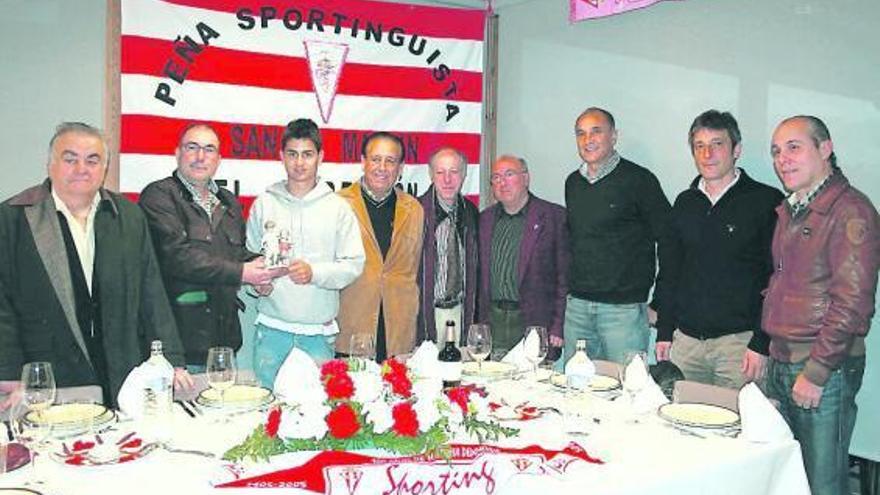 Por la izquierda, Mariano Fernández Prendes, Alejandro García, Nacho Cases, Eduardo Díaz, José María Suárez     Braña, Macrino Riera, Joaquín Alonso, Iñaki Tejada y Gumer Muñiz, ayer durante la entrega del premio.