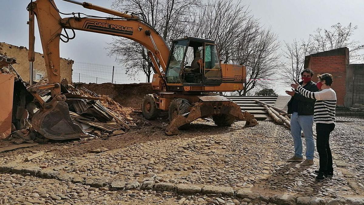 El alcalde y la edil de Obras, Ruth Martín, supervisan la ejecución de los trabajos de demolición. | M. J. C.