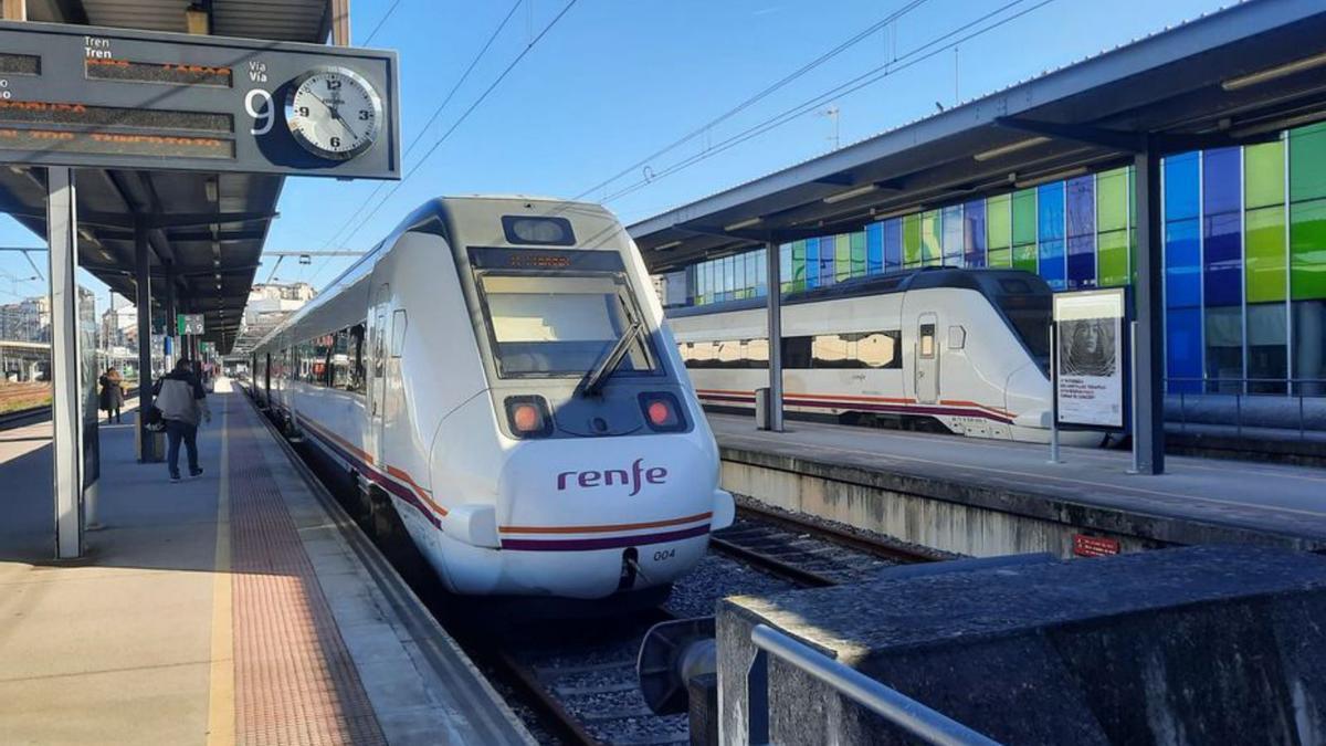Trenes de Renfe en la estación de Guixar, en Vigo
