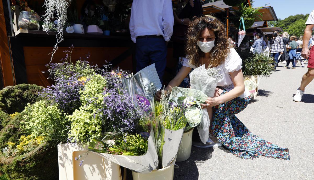 Ana Aliaga, de la floristería La Pérgola, en su puesto esta mañana de domingo.