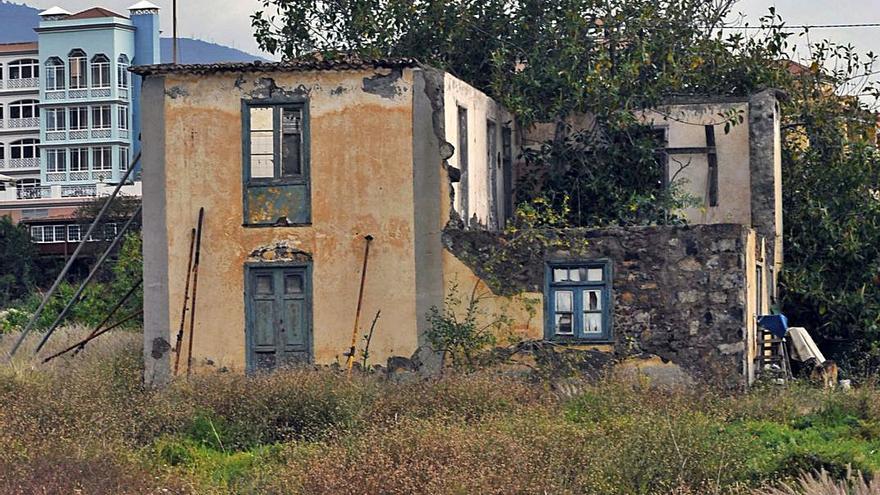 La histórica Casa Amarilla, en  Puerto de la Cruz, se deteriora día a día desde hace varias décadas (arriba e izquierda). En el XXVIII Simposio de la Sociedad Española de Historia de la Psicología (SEHP), celebrado en la ciudad turística, se divulgó esta imagen de la casa aún en buen estado de conservación. | el día / simposio de la sehp