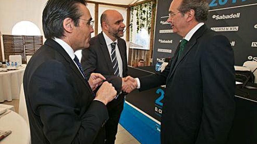Cirus Andreu saluda al director de INFORMACIÓN, Tomás Mayoral, en presencia de Miguel Torres, director de la red comercial Alicante-Murcia del Sabadell.