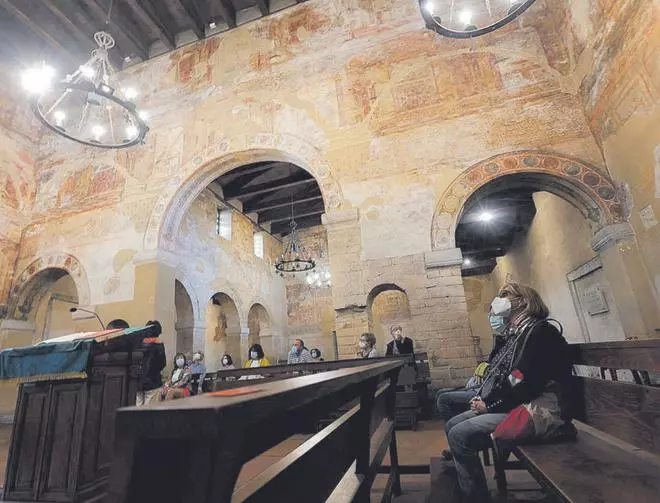 Patrimonio y Arzobispado confían en hacer los test para enlucir Santullano en verano