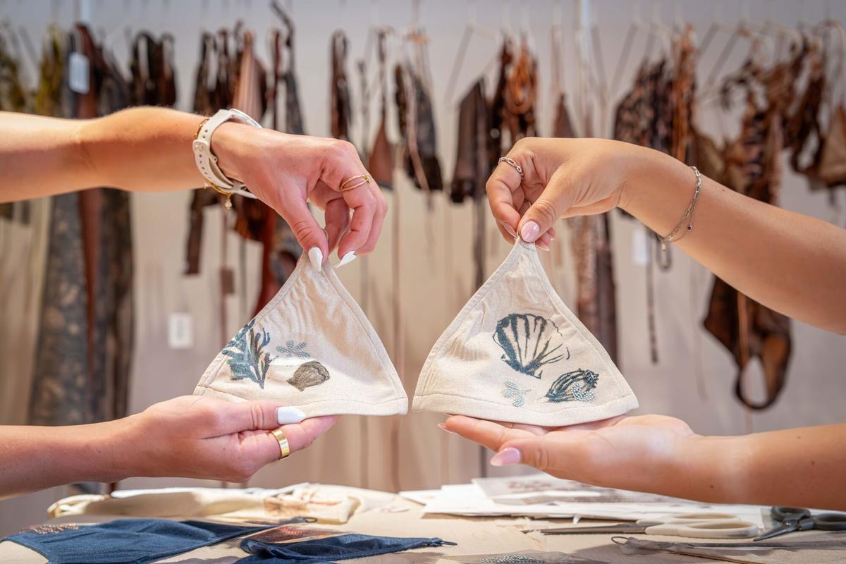 Participantes de la Bikini Lab muestran el resultado final de sus bikinis con las estampaciones hechas. Bikini Lab son unos talleres virales en los que los asistentes pueden confeccionar su propio bikini en menos de dos horas en Camila CTG Calaf 14. Barcelona, 19 de mayo de 2026. Barcelona. AUTOR: Manu Mitru | EPC