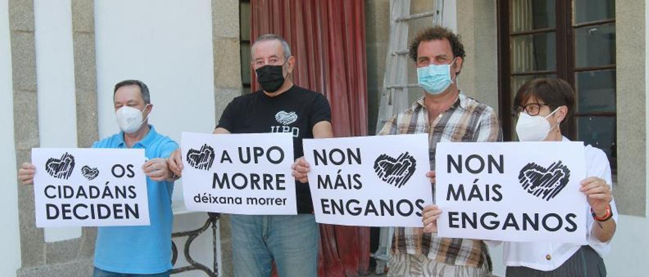 Una protesta de la UPO a las puertas del Liceo de Ourense. |   // FDV