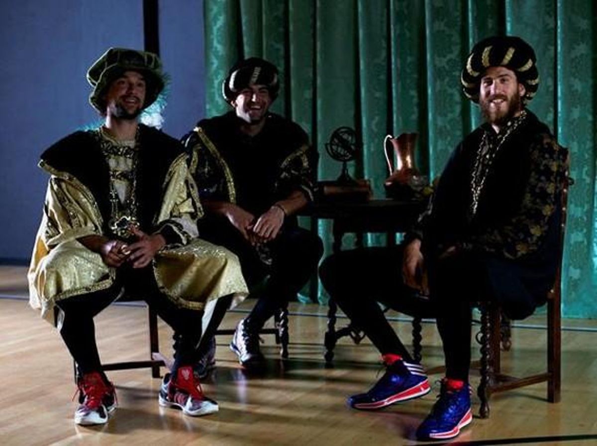 Els internacionals Sergio Llull, Sergio Rodríguez i Xavi Rey versionen el conte d’’Els tres porquets’ per a l’espot de l’Obra Social La Caixa. Els internacionals Sergio Llull, Sergio Rodríguez i Xavi Rey versionen el conte d’’Els tres porquets’ per a l’espot de l’Obra Social La Caixa.