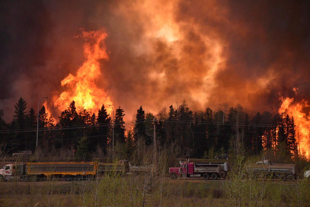 El incendio registrado en la localidad canadiense de Fort McMurray, en el estado de Alberta, ha destruido miles de hectáreas y de viviendas.