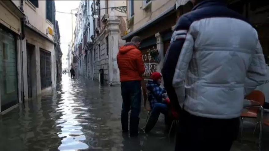 El agua alta vuelve con fuerza a Venecia