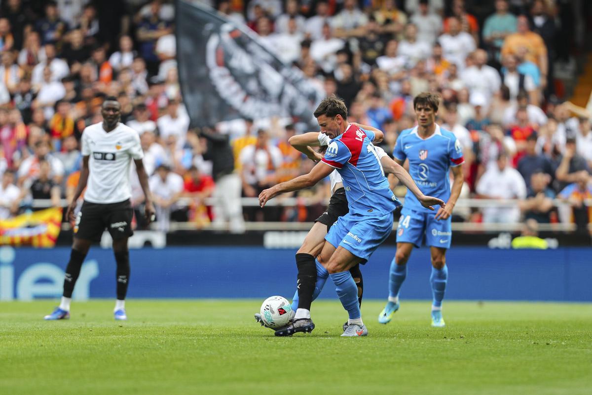 Clement Lenglet of Atletico de Madrid in action during the Spanish league, LaLiga EA Sports, football match played between Valencia CF and Atletico de Madrid at Mestalla stadium on May 2, 2026, in Valencia, Spain. AFP7 02/05/2026 ONLY FOR USE IN SPAIN. Ivan Terron / AFP7 / Europa Press;2026;Soccer;Sport;ZSOCCER;ZSPORT;Valencia CF V Atletico de Madrid - LaLiga EA Sports; Clement Lenglet of Atletico de Madrid in action during the Spanish league, LaLiga EA Sports, football match played between Valencia CF and Atletico de Madrid at Mestalla stadium on May 2, 2026, in Valencia, Spain. AFP7 02/05/2026 ONLY FOR USE IN SPAIN. Ivan Terron / AFP7 / Europa Press;2026;Soccer;Sport;ZSOCCER;ZSPORT;Valencia CF V Atletico de Madrid - LaLiga EA Sports;
