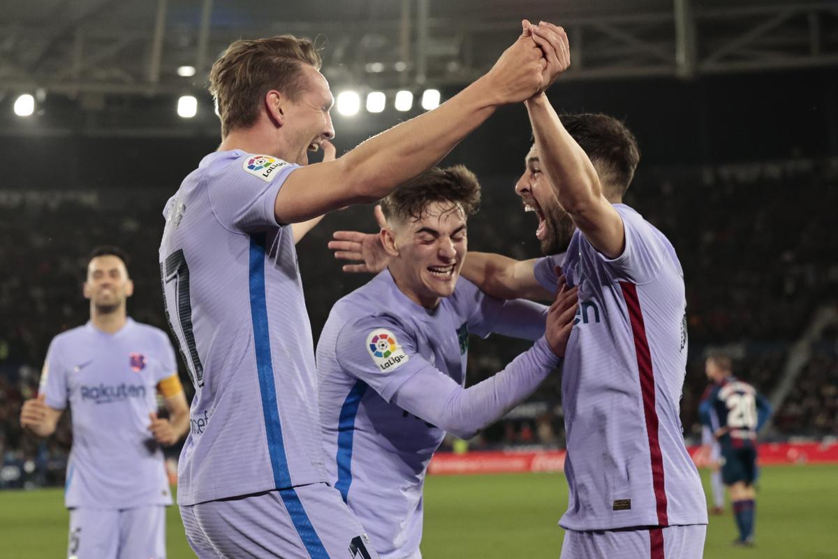 Luuk De Jong celebra con Jordi Alba y Gavi el gol del triunfo del Barça frente al Levante.