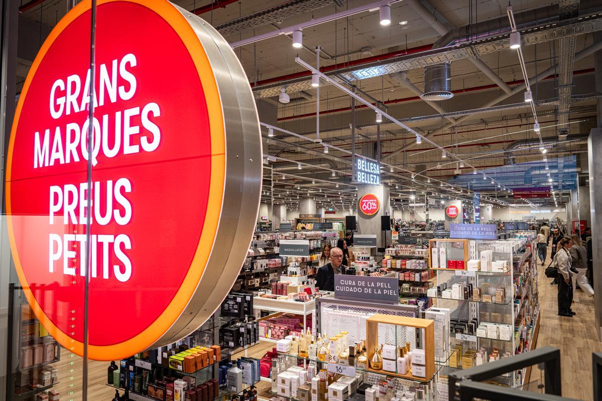 Furor y ofertas en el estreno de la primera tienda en Barcelona del outlet de grandes marcas TK-Maxx