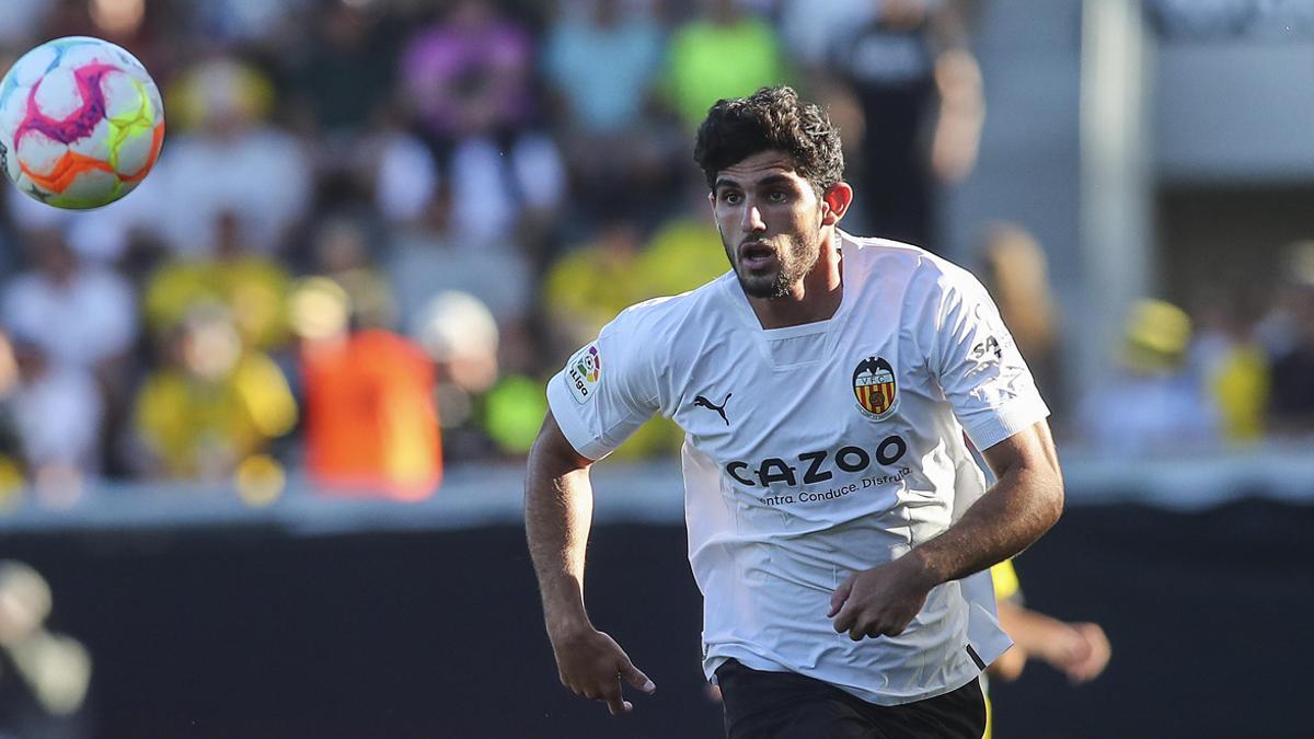 Gonçalo Guedes, en carrera durante un partido