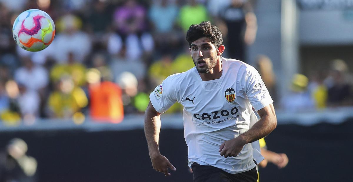 Gonçalo Guedes, en carrera durante un partido