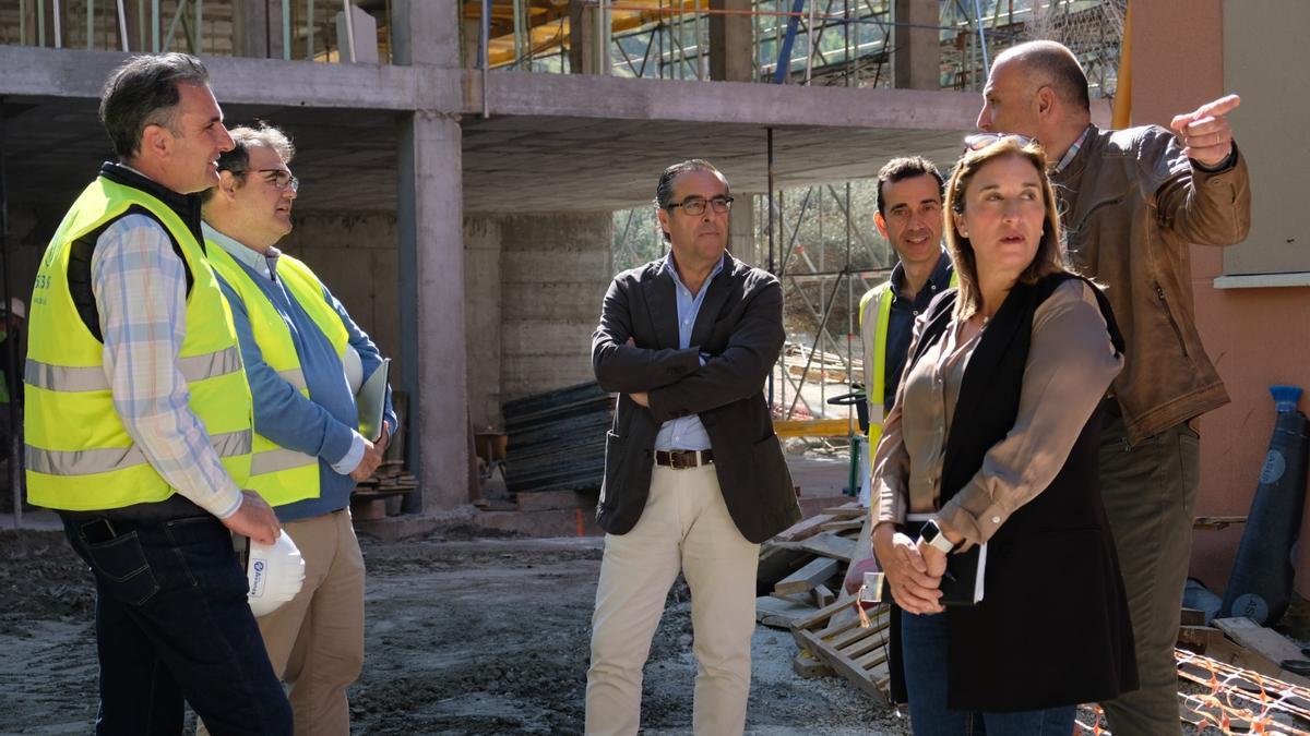 Visita del delegado de Desarrollo Educativo, Miguel Briones, a las obras en el Martín de Aldehuela.