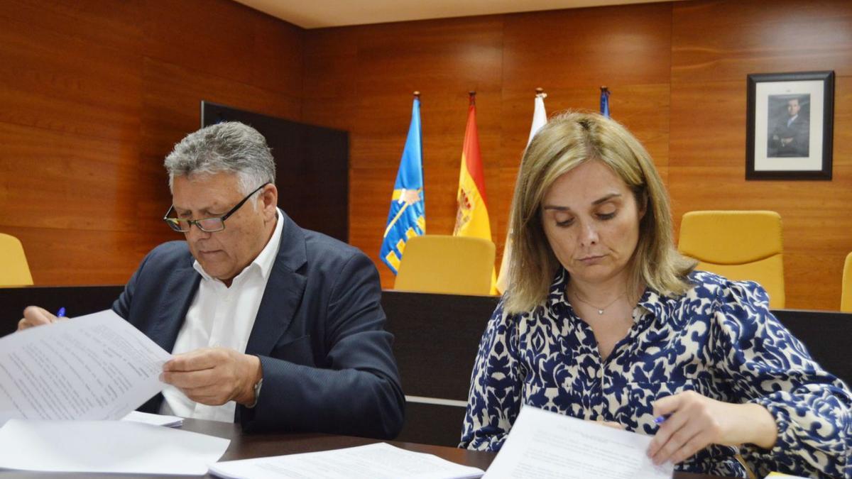 Telmo Martín y Marta de Santos Sánchez, en la firma del convenio.