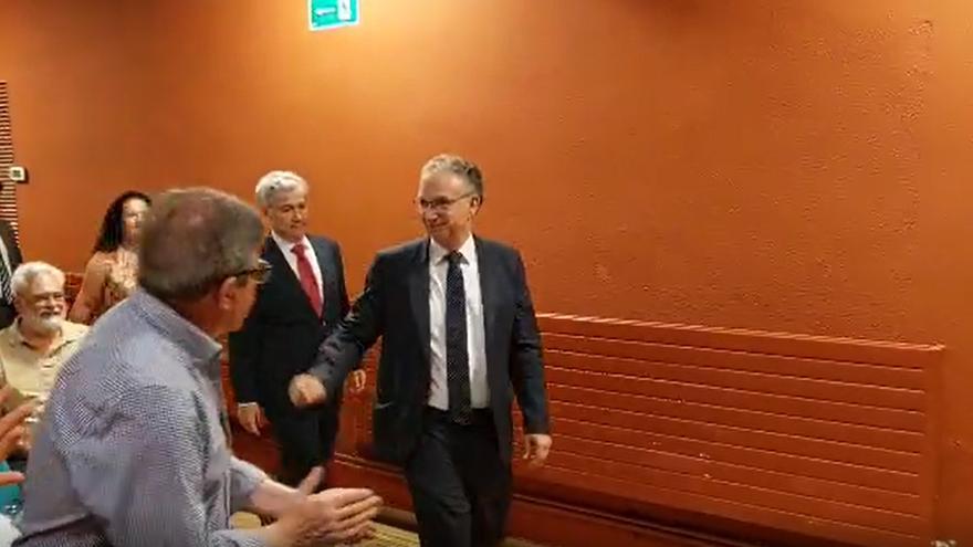 VÍDEO | José Luis Quintana es recibido con ovación en el Teatro Imperial de Don Benito: &quot;Alcalde, alcalde&quot;