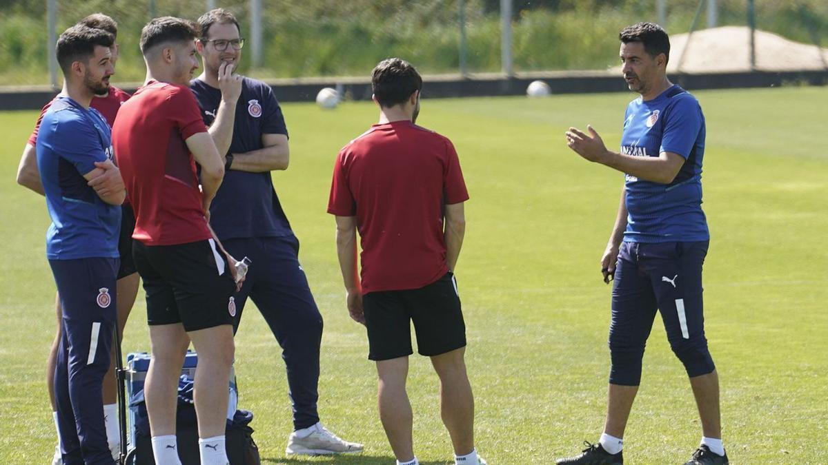 Míchel enraona amb Jairo i Valery, que seran baixa demà a Cartagena per lesió.  | MARC MARTÍ