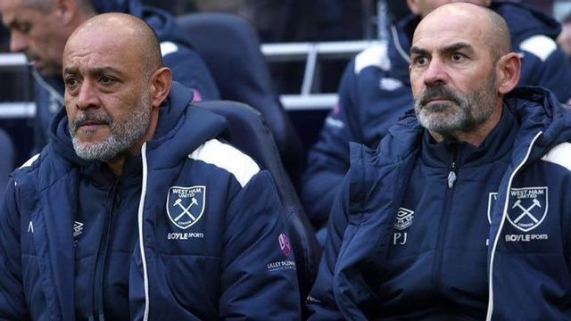 Imagen de Paco Jémez y Nuno Espírito Santo el pasado sábado en el banquillo del West Ham. | WEST HAM