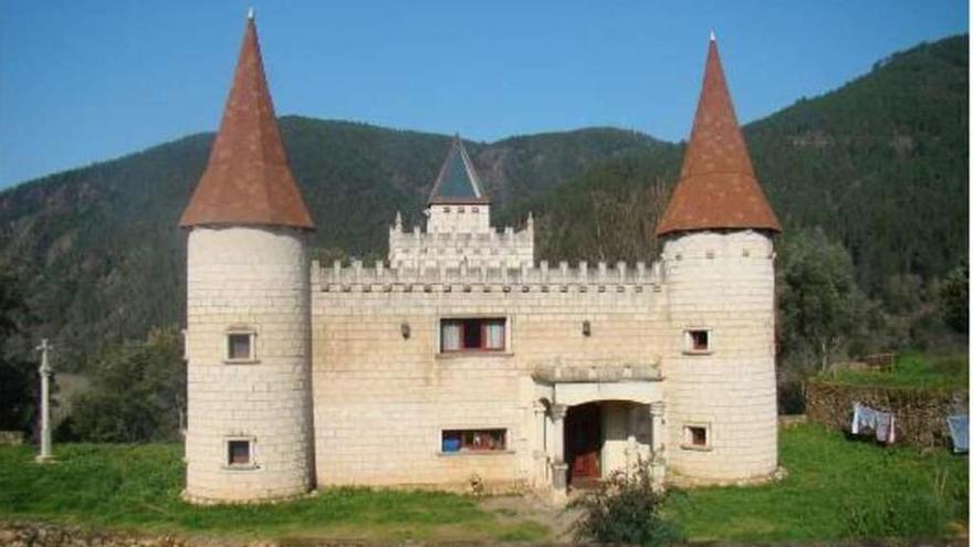 Vivienda en forma de castillo construida en suelo rústico en la provincia de Lugo.