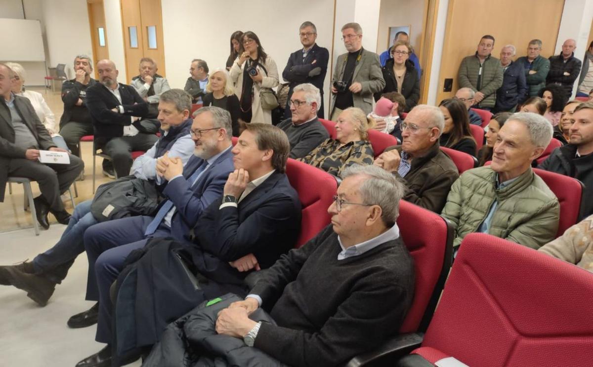 Asistentes al acto celebrado ayer en Salas, entre ellos, en primera fila, el presidente de la patronal hostelera Otea, José Luis Martínez Almeida, y el concejal de Turismo de Oviedo, Alfredo García Quintana. | T. Cascudo