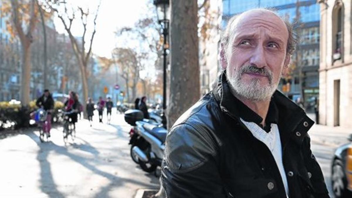 José Luis Gil, ayer en Barcelona. El actor recala en el Teatre Borràs con 'El gran favor' hasta el 25 de enero. Debajo, con Mauro Muñiz.