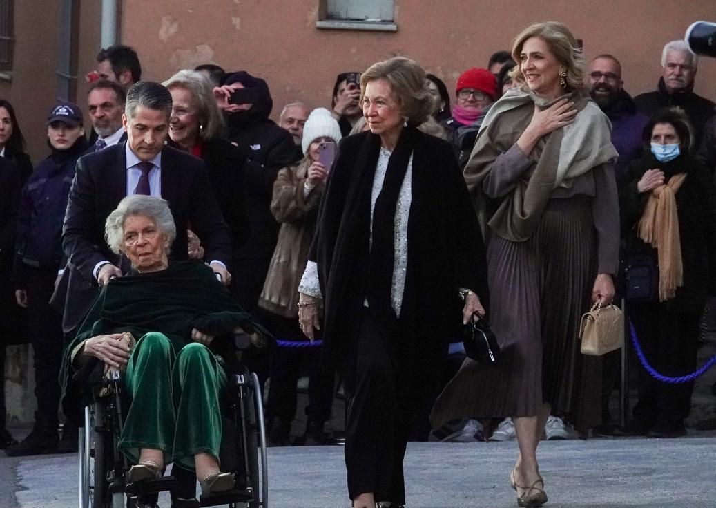 La reina emérita Sofí­a de España, en el centro, con su hija la infanta Cristina (dcha.) y su hermana la princesa Irene, llegan a la boda de Nikolaos De Grece en Atenas el pasado mes de febrero de 2025.