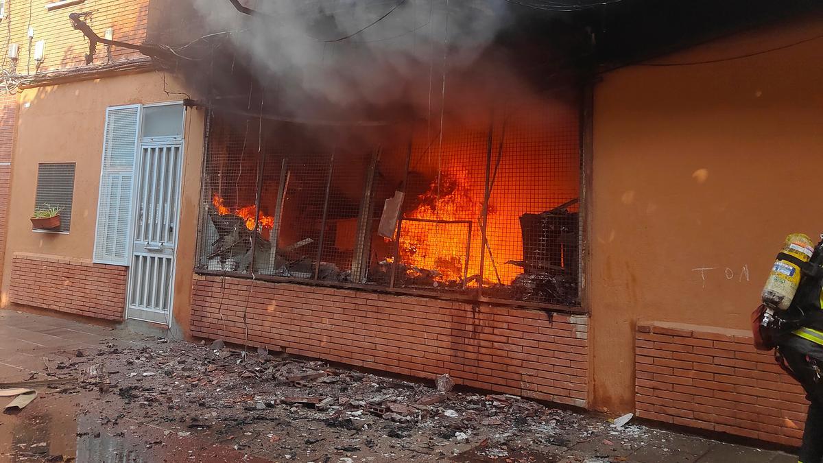 Los Bombers trabajan en el fuego originado en los bajos de un edificio en Sant Adrià de Besòs