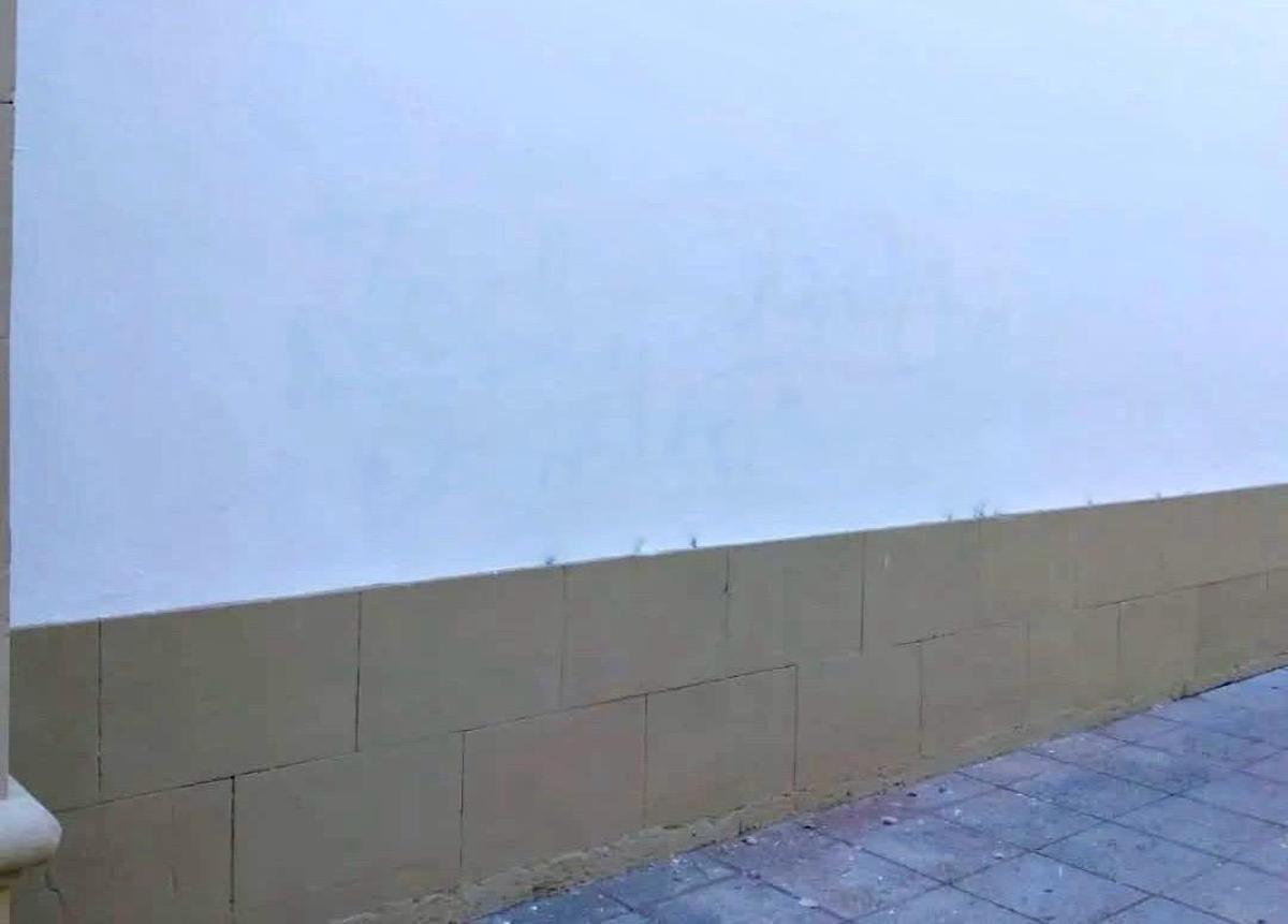 Parte de una de las fachadas repintada