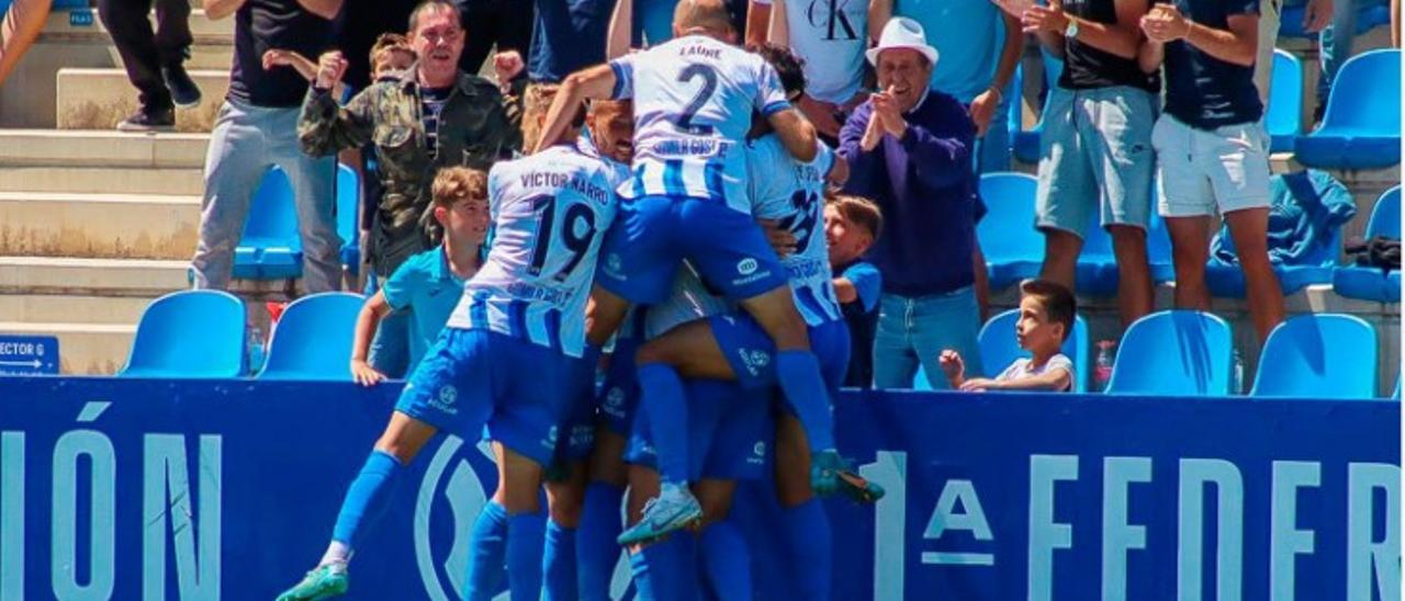 Els jugadors de l&#039;Atlètic Balears celebren el seu triomf.