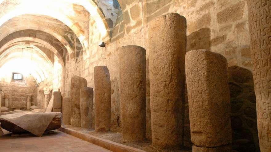 Miliarios romanos expuestos en el bajo del Edificio Sarmiento del Museo de Pontevedra. // G.S.