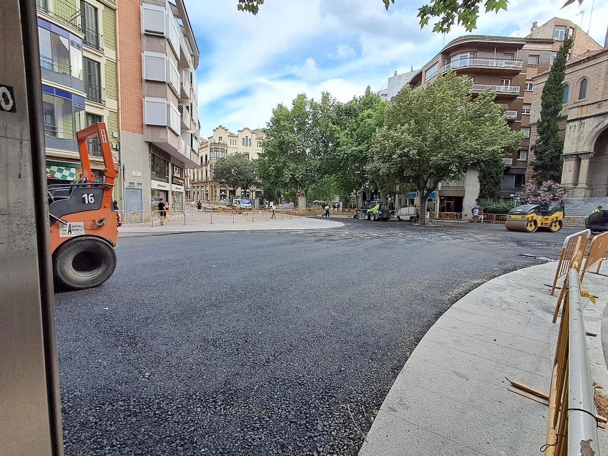 Una altra vista de la plaça, on es veu la llengua d'asfalt