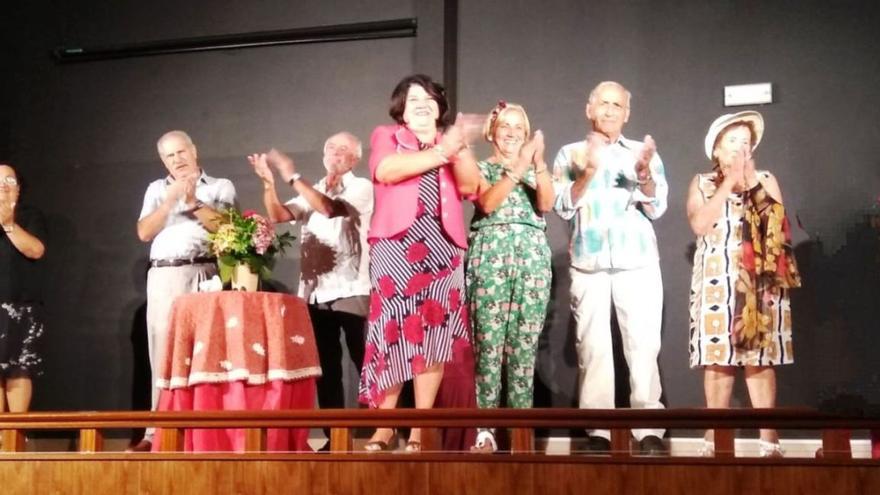 Un teatro con mayores de 90 sobre el escenario