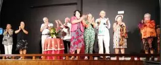 Un teatro con mayores de 90 sobre el escenario